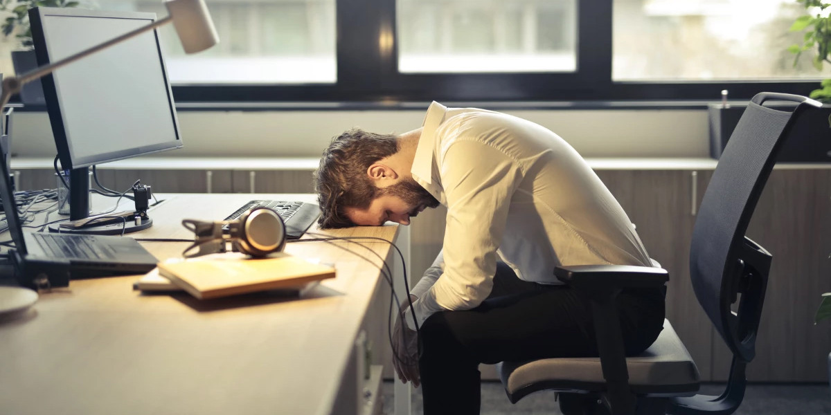 Müdigkeit ade: Tricks, wie du durch den Arbeitstag kommst